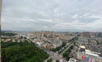 Liuju Yashe Apartment (Jiangmen East Railway Station Jianghai Square)