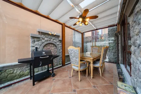 CHAMPS ELYSEES HOLIDAY Villa Отели рядом с достопримечательностью «Huashuiwan First Village Hot Spring Hotel»