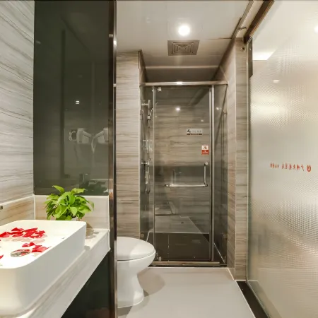 Guangzhou Long Long Hotel (Longli Bus Station Store)
