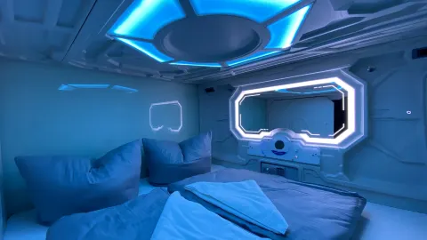 Space Night Capsule Hotel in Berlín
