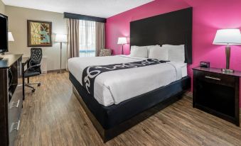 La Quinta Inn & Suites by Wyndham Dallas I-35 Walnut Hill Ln