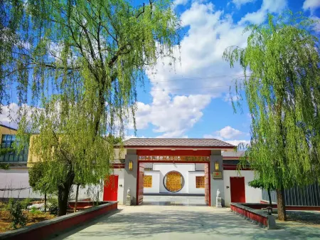 Yunmeng Resort Hotel Отели рядом с достопримечательностью «Rose Garden»