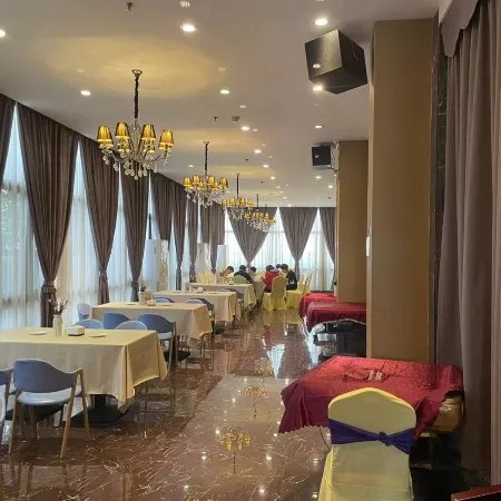 Yichang Lvyue Hotel (AQUA PLAZA& Three Gorges University Shop)