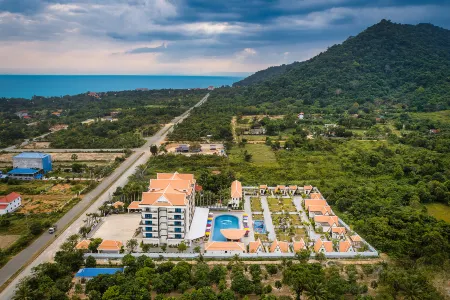 Vakara Hotel Kep Отели в г. Кеп
