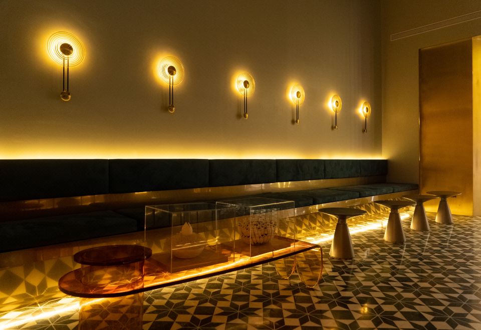 TIDE 차오 호텔 로비의 독특한 디자인 벽화