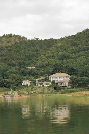 Le La Lake Resort and Spa Отели рядом с достопримечательностью «Kaeng Krachan Dam Electric»