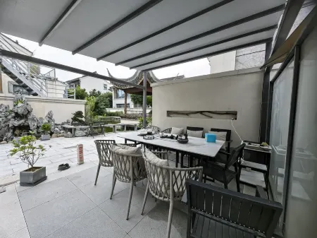 Yuejia Hotel (located within the Xitang Ancient Town Scenic Area) Отели рядом с достопримечательностью «Yongning Bridge»