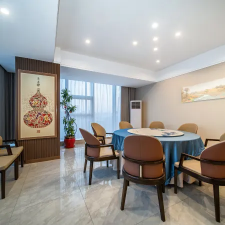 Puyang High-Speed Railway Station Pinyue Lixuan Hotel