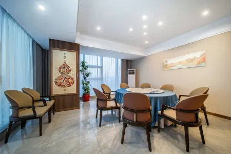 Puyang High-Speed Railway Station Pinyue Lixuan Hotel