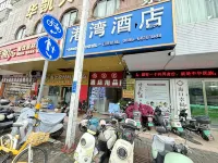 Yaxin E-Sports Hotel (Haikou Qilou Old Street Binhai Avenue) - parking
