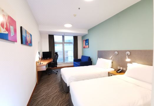 3. 홀리데이 인 익..