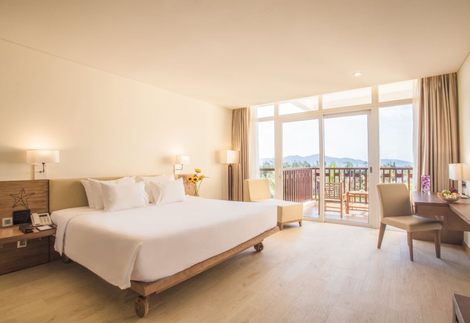 샌디 비치 논 누옥 리조트의 해변 전경 이미지