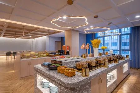 Orange Hotel （Yining  Wanrong Square  Hanbin Park） Отели рядом со станцией Yining Railway Station