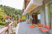 Fenghuangxi Holiday Hotel Hotels near Black Dragon Pool