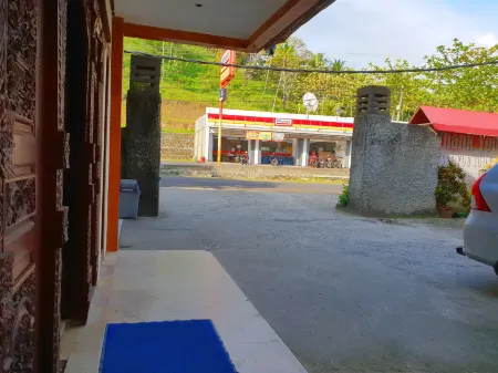 77 Sunset Plaza Отели рядом с достопримечательностью «Pelabuhan Ratu»