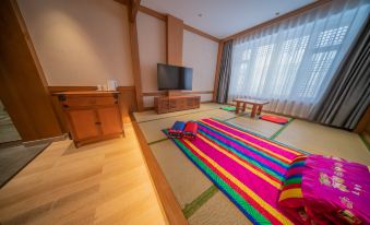 Changbai Mountain Guanyue Folk-Custom Hotel