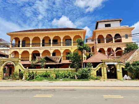 Den Hotel Totonou Siem Reap Отели рядом с достопримечательностью «Miniature Replicas of Angkor’s Temples»
