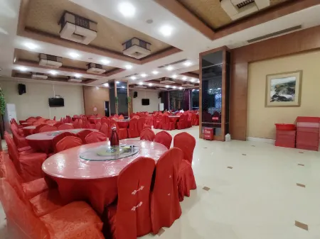 Dehelong Hotel Отели рядом с достопримечательностью «Yearning Tea Plantation Tourist Attraction»