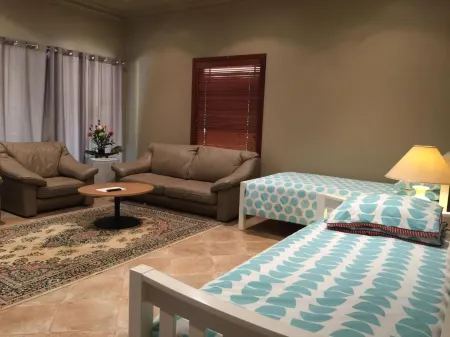 Relaxin Отели рядом с достопримечательностью «Swane's Nurseries»