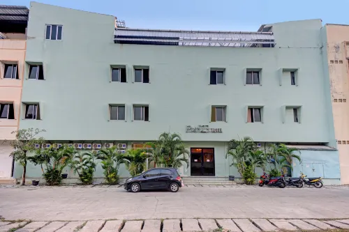 RedDoorz Near Soekarno Hatta Airport 3 Hotels in Kosambi