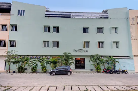 RedDoorz Near Soekarno Hatta Airport 3 Hotels in Kosambi