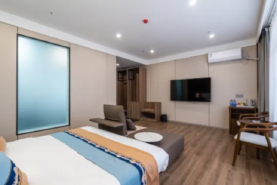 Chuanzang Grand Hotel (Batang County Government Branch along National Highway 318)