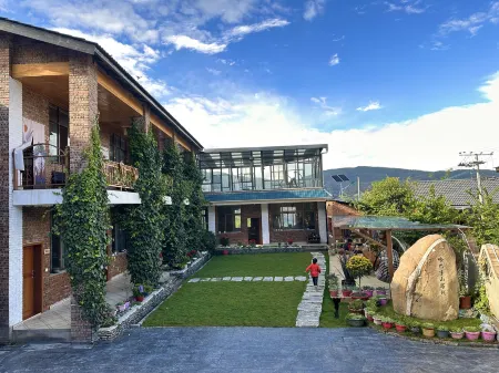 Shangri-La Mid-Mountain Inn Отели рядом с достопримечательностью «Habacun»