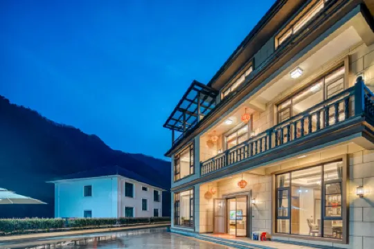 Tonglu Huilong Qingju Homestay Отели рядом с достопримечательностью «Huxiaoxia Riptide Adventure»