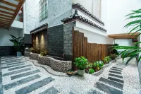 Yuanshe Muyun Ge Homestay (Phoenix Ancient City Nanhua Li Tourist Center Branch)