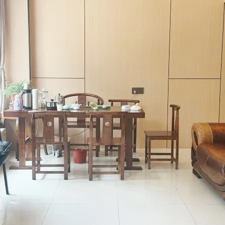 Shixing Yijing Hotel (North Gate Road)