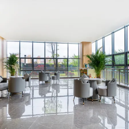 Anshun 21° International Holiday Hotel (West Railway Station Vientiane Tourism City)
