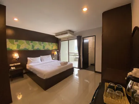 Boss Hotel Отели рядом с достопримечательностью «A R Sutton & Co Engineers Siam»