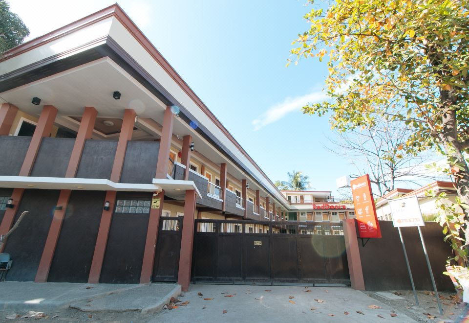 RedDoorz Plus near Lapasan Plaza의 깔끔한 로고