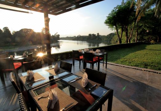 우 인찬트리 칸차나부리의 강변 조경