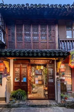 Floral Hotel ·   Zhujiajiao Chayuan Boutique Hotel (Shanghai Zhujiajiao Ancient Town Shop) Отели рядом с достопримечательностью «Taohua Island»