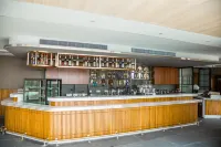 Sheraton Maoming Romantic Beach Resort - bar
