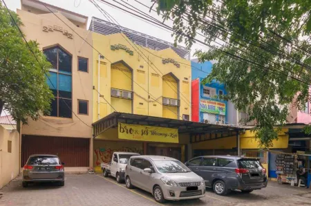 RedDoorz @ Taman Galaxy Bekasi Отели в г. West Bekasi