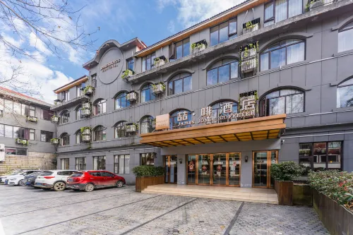 JAMES JOYCE COFFETEL Hotel  (Guling Street restaurant on Mount Lu Tramway platform)