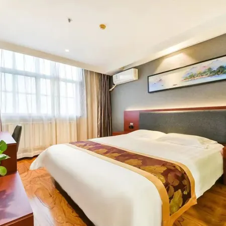 Holiday Inn Tuwo (Traditional Chinese Medicine Hospital at Leping Baida Plaza) Hotels in Leping
