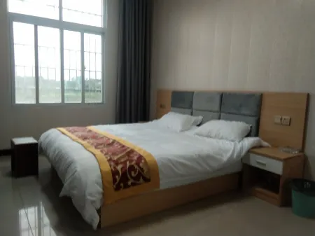 Luoshan Yubaiwei Restaurant Отели рядом с достопримечательностью «Dongzhai Crested Ibis Home Bird Photography Base»