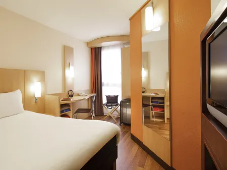 Ibis Versailles Château