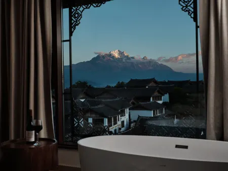 Panoramic View of Snow Mountain in Shanye Rizhao Jinshan (Lijiang Ancient City Branch)