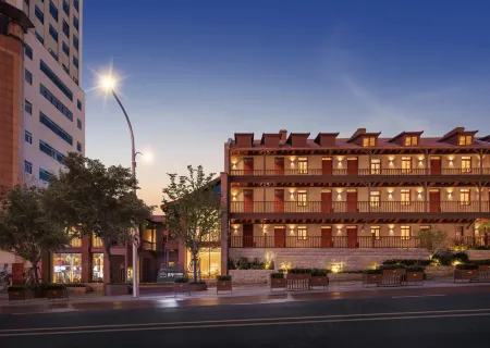 Qingting · Lyric Courtyard Hotel (Zhongshan Road Metro Station, Zhanqiao, Qingdao) Отели рядом с достопримечательностью «Ocean University of China Calligraphy Institute»