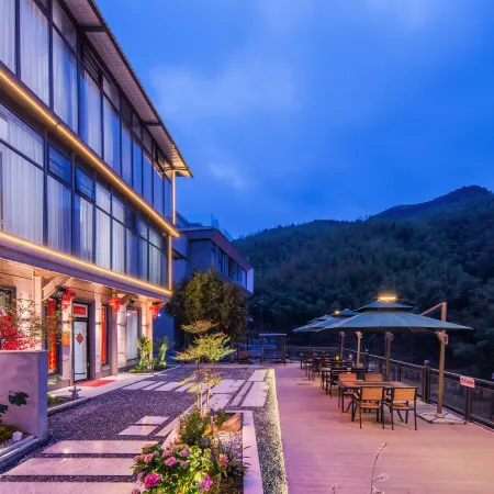 "Cloudward Mountain View Guesthouse"