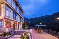 "Cloudward Mountain View Guesthouse"