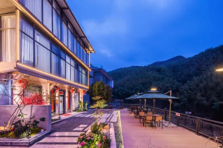 "Cloudward Mountain View Guesthouse" Отели рядом с достопримечательностью «Yangtianhu Grassland»
