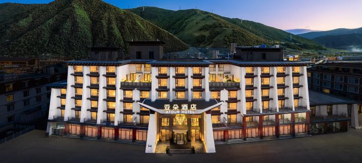 Atour Hotel on National Highway 318 in Xinduqiao, Kangding 康定のホテル