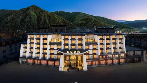 Atour Hotel on National Highway 318 in Xinduqiao, Kangding in Kangding