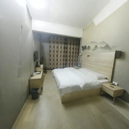 Huahui Hotel (Four Tang shop)