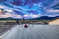 Tengchong Tuotuo · 360 degree aerial view courtyard and Shungu Town store Отели в г. Тенчун